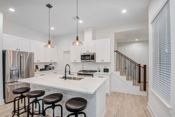 Refrigerador, microondas, horno y parrilla de estufa 