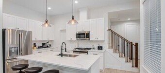 Modern Farmhouse, Mins Restaurants & Attractions