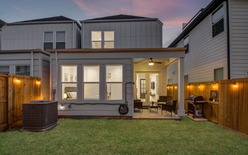 Modern Farmhouse, Mins Restaurants & Attractions