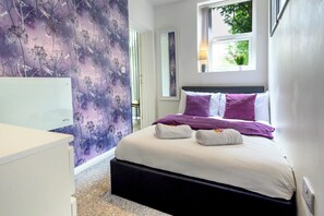 1 habitación, escritorio, tabla de planchar con plancha y wifi