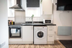 Kühlschrank, Mikrowelle, Ofen, Herdplatte