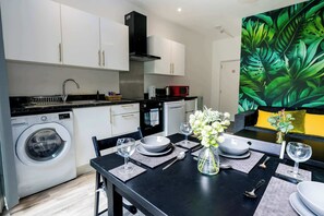 Réfrigérateur, four à micro-ondes, un four, surface de cuisson