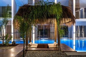 Kolam renang indoor dan 3 kolam renang outdoor