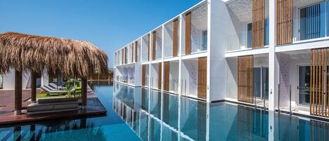 Una piscina techada, 3 piscinas al aire libre, sombrillas