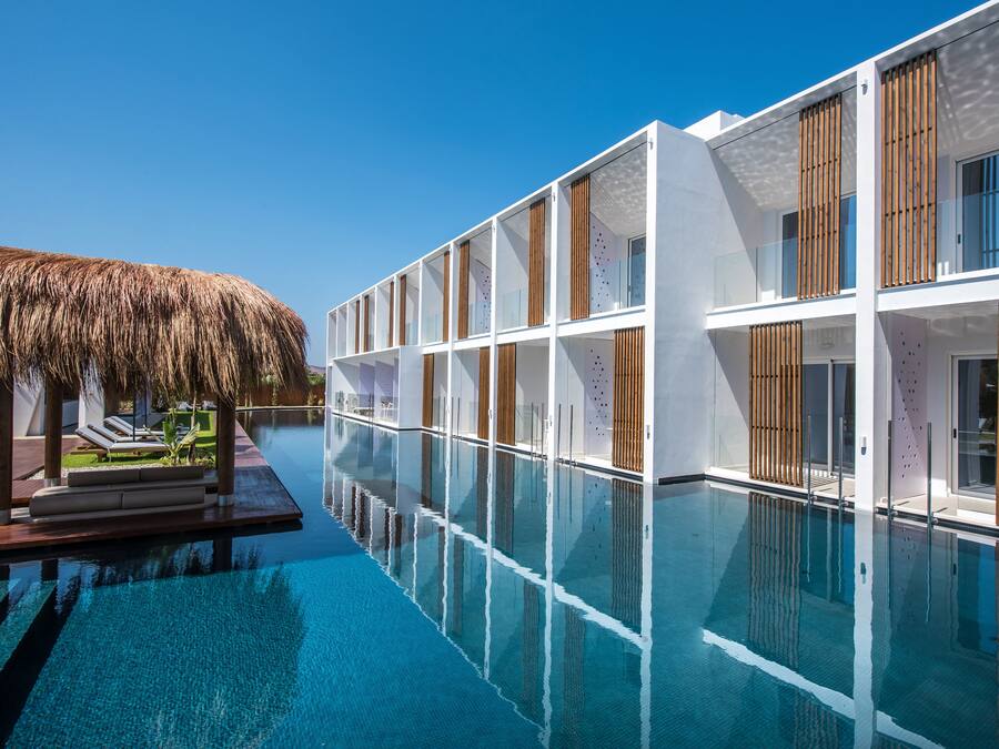 Innendørsbasseng,3 utendørsbassenger, bassengparasoller og solsenger