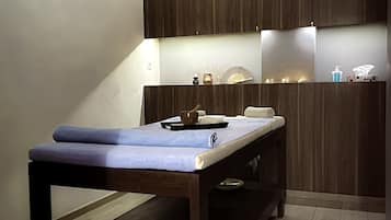 Couples treatment room(s), sauna, Turkish bath/hammam, body treatments