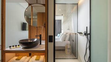 Regadera, amenidades de baño de diseñador, secadora de cabello, batas
