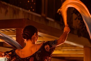 Una persona bailando con un tejido vaporoso.