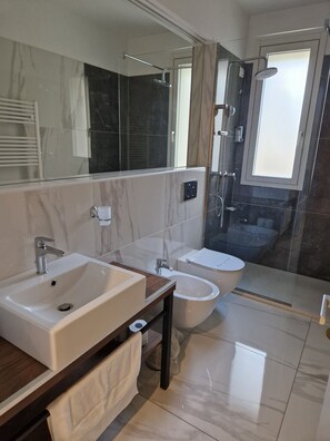 Family Room, Multiple Beds, Private Bathroom (Belvedere) | Bathroom | Shower, rainfall showerhead, hair dryer, towels - Le 2 Gravine (Matera)