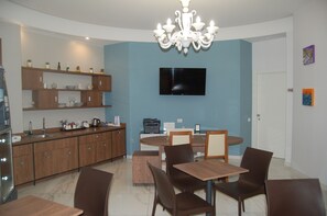 40-inch flat-screen TV with cable channels, TV - Le 2 Gravine (Matera)