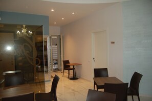 Televisión de pantalla plana de 40 pulgadas con canales por cable 