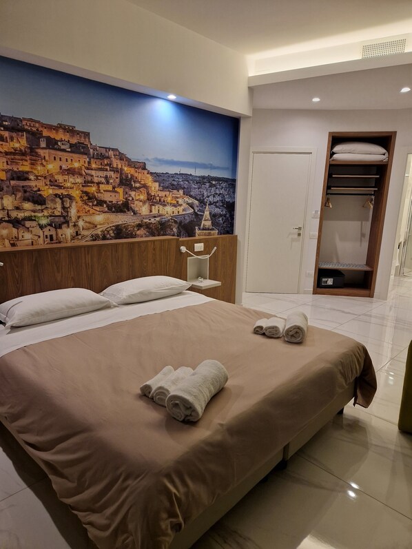 Habitación cuádruple Deluxe, varias camas, para no fumadores, baño privado (Ponte) | Caja de seguridad en la habitación, escritorio y cortinas blackout 