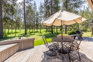 Outdoor dining - REDC23 - Spacious Home, Gas Fireplace, Ping Pong (Sunriver)