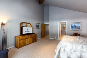 3 bedrooms, travel cot, free WiFi, bed sheets - REDC23 - Spacious Home, Gas Fireplace, Ping Pong (Sunriver)
