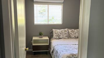 1 habitación, tabla de planchar con plancha y cuna de viaje