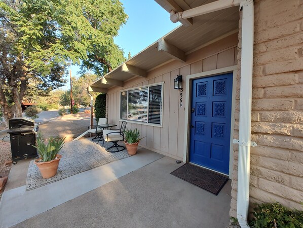 Outdoor dining - Welcome to The Serene Getaway in Uptown Sedona (Sedona)