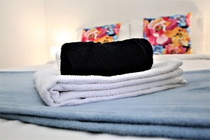 Beautiful Suite | Desk, laptop workspace, iron/ironing board, free WiFi - Lovely room  (Lisbon)