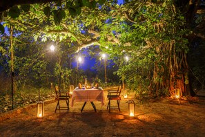 Couples dining - The Untamed Bandhavgarh by TUTC (Manpur)
