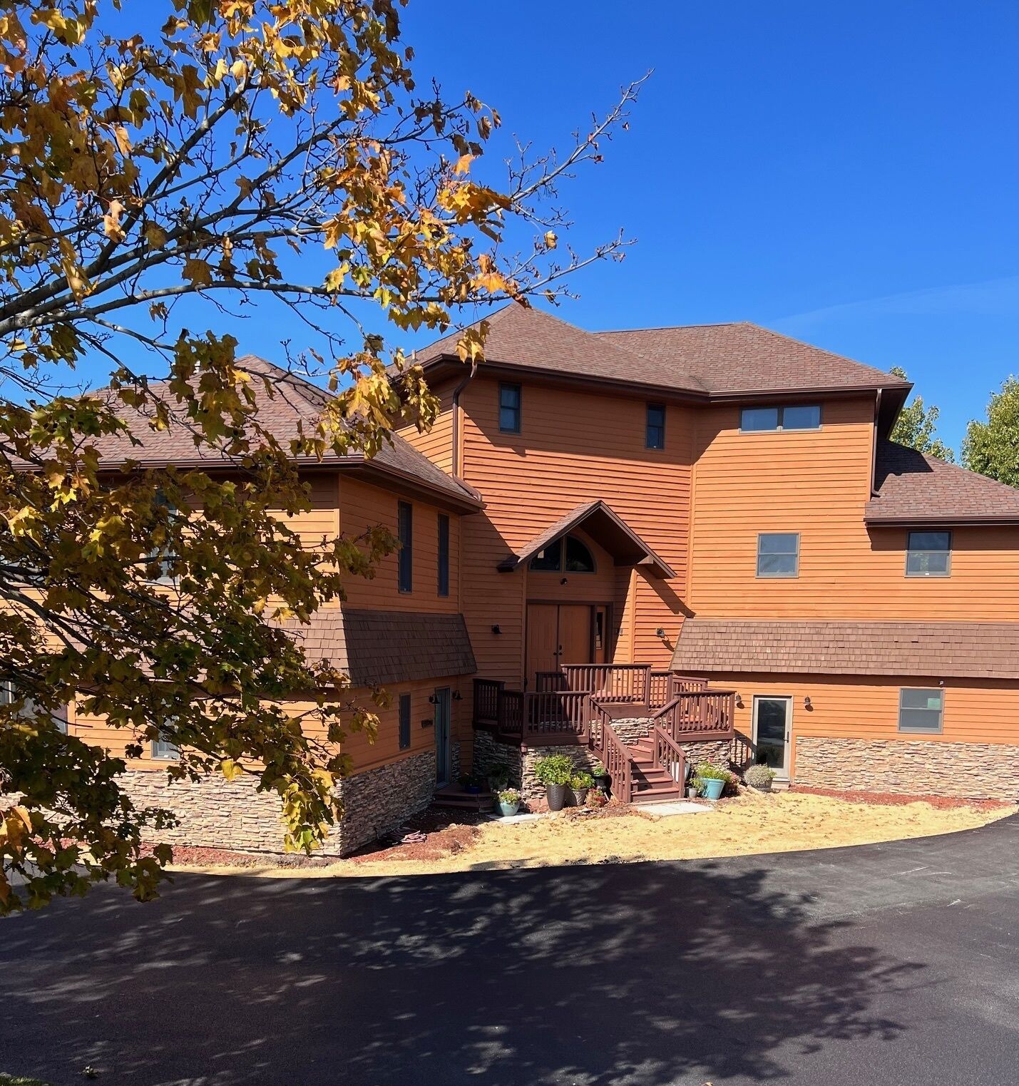 Huge Galena Territory Retreat