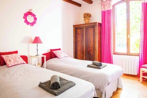 4 chambres, fer et planche à repasser, lit de bébé portatif