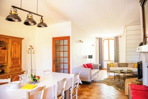 Télévision, cheminée, table de tennis de table