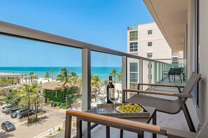 Outdoor dining - Rooftop Pool| Ocean View Balcony|Hollywood Beach (Hollywood)