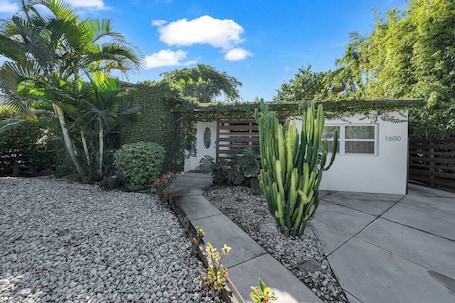 Jardines del alojamiento. Charming Biscayne Shore #2 Tropical Retreat