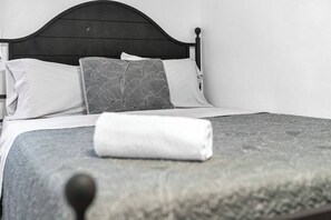 3 chambres, fer et planche à repasser, Wi-Fi, draps fournis