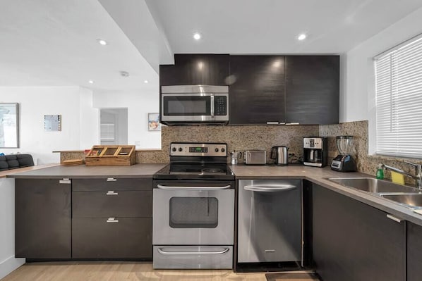 Fridge, microwave, oven, stovetop - Charming Biscayne Shore #2 Tropical Retreat (Miami)