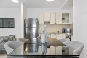 Geladeira, micro-ondas, fogão, cooktop