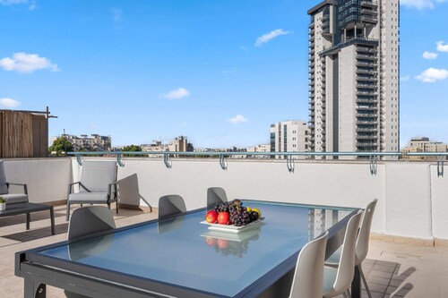 Huge sunny Balcony, 3 Bedrooms on Agripass st