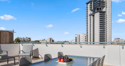 Huge sunny Balcony, 3 Bedrooms on Agripass st