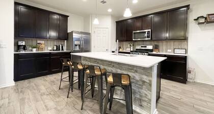 Spacious North Austin Retreat ✦ Family Pet Friendly ✦ Near Domain, Q2 & Downtown