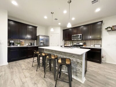 Spacious North Austin Retreat ✦ Family Pet Friendly ✦ Near Domain, Q2 & Downtown