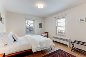 3 bedrooms, desk, iron/ironing board, travel cot