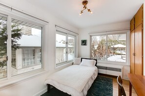 3 slaapkamers, een bureau, een strijkplank/strijkijzer, reisbedje