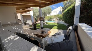 Terrace/patio - Romantic vacation apartment with large pool and beautiful garden (Bale)