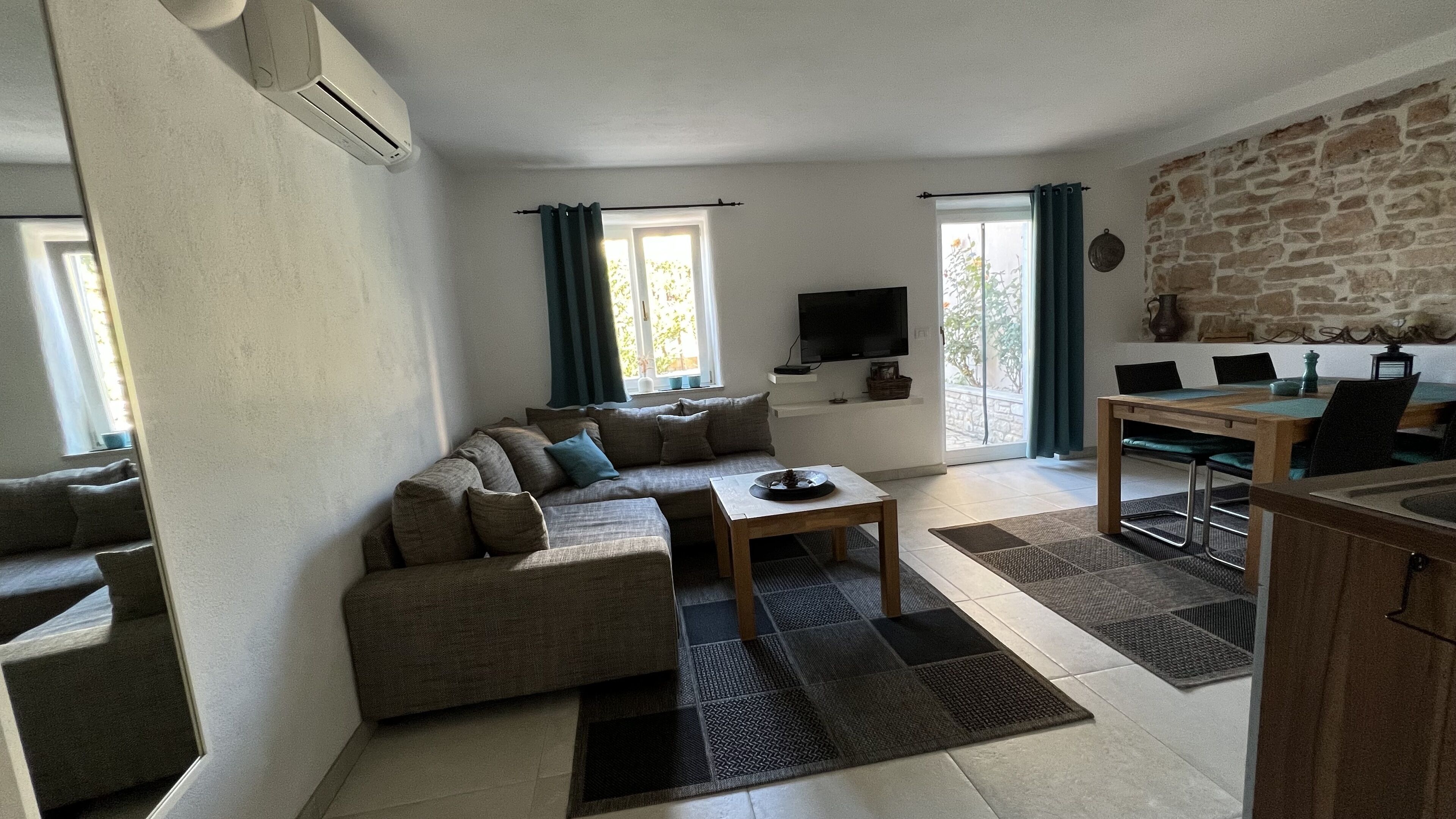 Romantic Vacation Apartment With Large Pool And Beautiful Garden - Bale