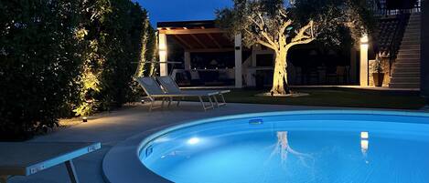 Piscina all'aperto, una piscina riscaldata