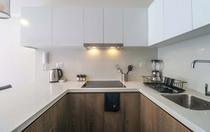 Kjøleskap, mikrobølgeovn, kokeplater og kaffetrakter/tekoker