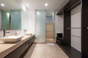 Shower, hair dryer, towels - w* | Stellar 2BR in Roma Norte (Ciudad de México)