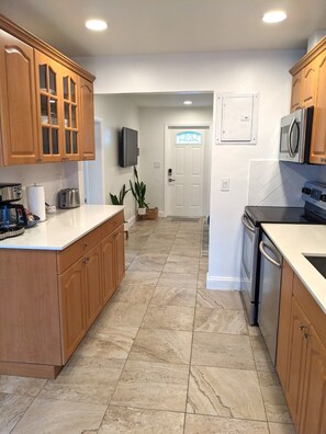 Kylskåp, mikrovågsugn, ugn och spishäll