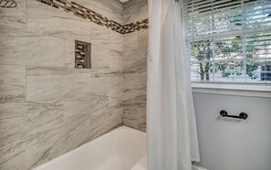 Douche, sèche-cheveux, serviettes fournies, savon