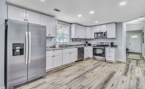 Geladeira, micro-ondas, fogão, cooktop