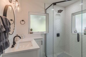 Dusche, Haartrockner, Handtücher