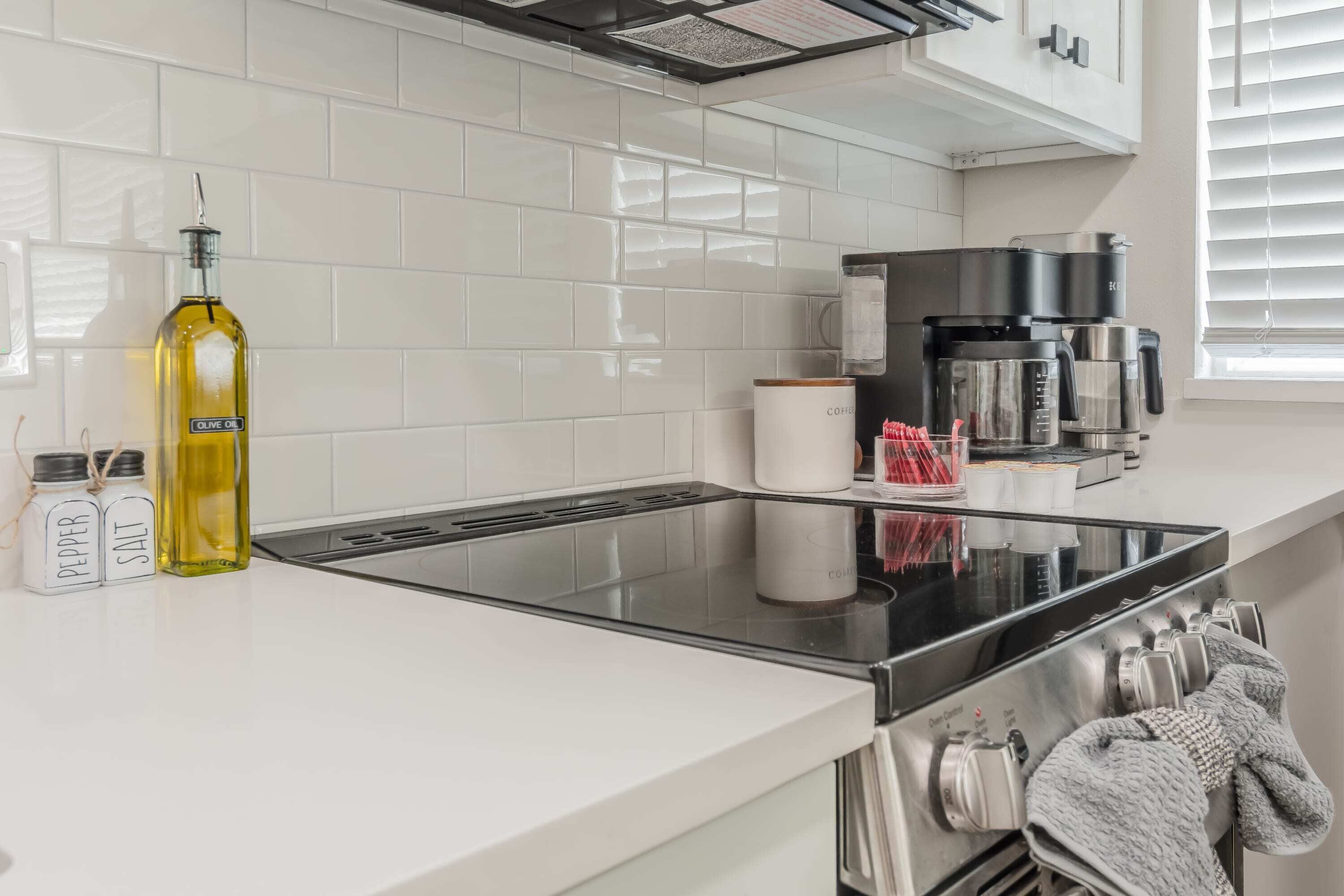 Kjøleskap, mikrobølgeovn, ovn og kokeplater