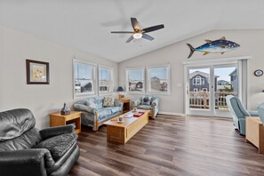 Smart TV, books - Dog Friendly, Oceanside, Hot Tub, Oversized Decks, Easy Beach Access (Avon)