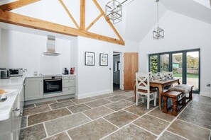 Frigorífico, microondas, horno y lavavajillas