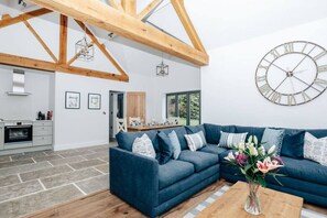 Smart TV, fireplace, Netflix, streaming services