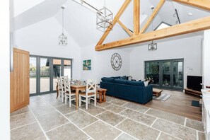 Una Smart TV, una chimenea, Netflix, servicios de streaming